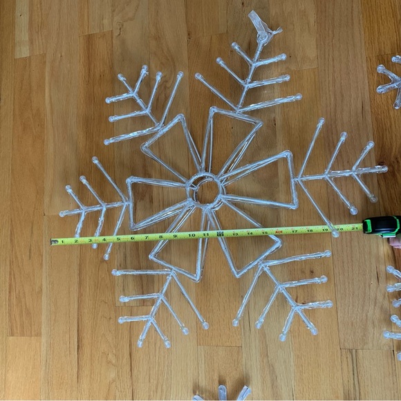 Bundle of 6 LARGE hanging decorative snowflakes - Picture 4 of 12